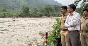 उत्तराखंड के देहरादून जिले के सहस्रधारा क्षेत्र में हाल ही में आई प्राकृतिक आपदा ने स्थानीय निवासियों और प्रशासन दोनों के लिए गंभीर चुनौती खड़ी कर दी है। 15 सितंबर 2025 की रात को हुई मूसलधार बारिश और बादल फटने की घटना ने इस क्षेत्र में भू-खिसाव और मलबे का गंभीर संकट उत्पन्न कर दिया। इस घटना के परिणामस्वरूप लगभग 60 परिवारों के घरों पर ढहने का खतरा मंडरा रहा है और स्थानीय लोगों की जिंदगी अस्थिर हो गई है। आपदा का कारण और प्रभाव विशेषज्ञों के अनुसार सहस्रधारा में हुई यह आपदा कई कारणों का परिणाम है। सबसे प्रमुख कारण भारी बारिश और बादल फटना है। रात के समय अचानक आई बारिश ने नदी और धाराओं में जलस्तर को अत्यधिक बढ़ा दिया। इसके साथ ही, पहाड़ी क्षेत्रों में अपर्याप्त जलनिकासी और अव्यवस्थित निर्माण कार्य ने स्थिति को और जटिल बना दिया। भूस्खलन और मलबे के कारण कई घरों और दुकानों को गंभीर नुकसान हुआ। कालिगाड़ क्षेत्र में आठ दुकानों और कई होटलों को मलबे की चपेट में आने से पूरी तरह नुकसान पहुँचा। स्थानीय लोगों के अनुसार कई परिवारों के घरों के मलबे में दबने का खतरा अभी भी बना हुआ है। इसके साथ ही कुछ घरों में मवेशी और घरेलू पशु भी दब गए हैं। स्थानीय प्रशासन और एसडीआरएफ की टीमों ने त्वरित बचाव कार्य शुरू किया। प्रभावित परिवारों को सुरक्षित स्थानों पर ले जाया गया और अस्थायी शिविरों में ठहराया गया। प्राथमिक सहायता के रूप में उन्हें खाद्य सामग्री, दवाइयाँ और आवश्यक वस्तुएँ उपलब्ध कराई गईं। प्रभावित परिवारों की स्थिति सहस्रधारा क्षेत्र में करीब 50–60 परिवार प्रत्यक्ष रूप से प्रभावित हुए हैं। इनमें अधिकांश परिवार ऐसे हैं जिनके घर सीधे मलबे और जलप्रवाह के रास्ते में आते हैं। कई परिवारों ने अपने घर खाली कर दिए हैं और अस्थायी आवासों में रहने को मजबूर हैं। स्थानीय ग्राम प्रधान राकेश जोवाड़ी के अनुसार प्रभावित परिवारों को ₹4,000 प्रति माह की आर्थिक सहायता दी जा रही है। इसके अलावा, प्रशासन ने राहत सामग्री के वितरण के लिए विशेष टीमें तैनात की हैं। हालांकि, प्रभावित लोगों का कहना है कि स्थायी पुनर्वास कार्य धीमी गति से हो रहा है और उन्हें भविष्य के लिए सुरक्षा की आवश्यकता है। प्रशासन की प्रतिक्रिया उत्तराखंड के मुख्यमंत्री पुष्कर सिंह धामी ने प्रभावित क्षेत्रों का दौरा कर राहत कार्यों की समीक्षा की। उन्होंने अधिकारियों को निर्देशित किया कि राहत सामग्री की आपूर्ति में किसी प्रकार की कमी न हो और पुनर्निर्माण कार्यों को शीघ्रता से पूरा किया जाए। जिलाधिकारी सविन बंसल ने प्रभावित परिवारों के लिए आर्थिक सहायता की घोषणा की और स्वास्थ्य शिविरों की स्थापना की। इसके अलावा, उन्होंने जलाशयों और नदी किनारे बसे गाँवों को सुरक्षित स्थानों पर स्थानांतरित करने की योजना तैयार करने का निर्देश दिया। एसडीआरएफ और स्थानीय प्रशासन की टीम लगातार प्रभावित क्षेत्रों में राहत कार्य कर रही है। उन्होंने कहा कि मलबा हटाने, जल निकासी सुनिश्चित करने और प्रभावित परिवारों को सुरक्षित स्थानों पर पहुंचाने का काम प्राथमिकता से चल रहा है। स्थानीय लोगों की प्रतिक्रियाएँ स्थानीय निवासी अपने घर और जीविकोपार्जन के नुकसान से व्यथित हैं। कई लोगों ने बताया कि बारिश और भू-खिसाव के चलते उनका जीवन अस्त-व्यस्त हो गया है। कुछ परिवारों ने अस्थायी आवासों में रहते हुए कहा कि प्रशासन की मदद के बावजूद भविष्य की अनिश्चितता चिंता का कारण बनी हुई है। स्थानीय लोगों का कहना है कि प्रशासन द्वारा उठाए गए कदम सही दिशा में हैं, लेकिन जलवायु परिवर्तन और अव्यवस्थित निर्माण कार्यों को देखते हुए भविष्य में ऐसी घटनाओं की पुनरावृत्ति की संभावना बनी हुई है। भविष्य की चुनौतियाँ और समाधान उत्तराखंड जैसे पर्वतीय क्षेत्रों में भूस्खलन और बाढ़ जैसी घटनाएँ सामान्य हैं। लेकिन विशेषज्ञों का कहना है कि इनकी आवृत्ति और तीव्रता में हाल के वर्षों में वृद्धि हुई है। जलवायु परिवर्तन, अतिक्रमण, अवैध निर्माण और जंगलों की कटाई इन घटनाओं के प्रमुख कारण हैं। विशेषज्ञ सुझाव देते हैं कि संवेदनशील क्षेत्रों में निर्माण कार्य पर सख्त प्रतिबंध लगाए जाएँ, जल निकासी और ढलान नियंत्रण की व्यवस्था को मजबूत किया जाए और स्थानीय समुदायों को आपदा प्रबंधन और सतर्कता के प्रति जागरूक किया जाए। साथ ही, प्रभावित परिवारों के लिए स्थायी पुनर्वास योजनाओं की आवश्यकता है। उन्हें आर्थिक सहायता, शिक्षा, स्वास्थ्य और सुरक्षा के उचित साधन उपलब्ध कराने से ही वे अपने जीवन को पुनः सामान्य कर सकते हैं। सरकार को चाहिए कि वह मलबा प्रबंधन, नदी के किनारों की निगरानी और संभावित आपदाओं के पूर्वानुमान पर विशेष ध्यान दे। इससे आने वाले समय में भूस्खलन और बाढ़ से होने वाले नुकसान को काफी हद तक कम किया जा सकता है। निष्कर्ष सहस्रधारा क्षेत्र में आई आपदा ने प्रशासन और स्थानीय निवासियों दोनों के लिए गंभीर चुनौती खड़ी की है। राहत और पुनर्वास कार्य जारी हैं, लेकिन स्थिति अभी भी गंभीर बनी हुई है। भविष्य में ऐसी घटनाओं से निपटने के लिए ठोस कदम उठाने की आवश्यकता है, ताकि स्थानीय समुदायों की सुरक्षा सुनिश्चित की जा सके।