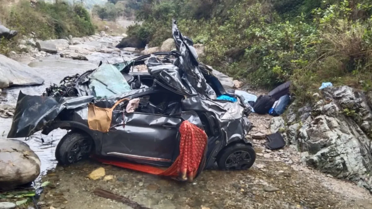 अल्मोड़ा में खाई में गिरी कार, एक युवक की मौत: परिवार में मातम और प्रशासन की प्रतिक्रिया