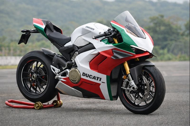 Ducati Panigale V4 Tricolore सुपरबाइक भारत में लॉन्च, इटालियन ट्रिकोलोर डिजाइन और दमदार V4 इंजन के साथ।