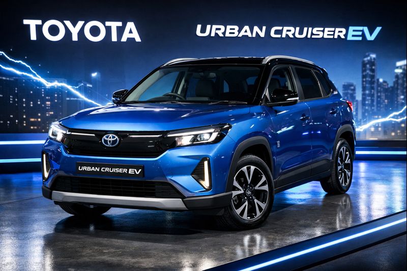 नवीनतम टोयोटा अर्बन क्रूजर ईवी इलेक्ट्रिक SUV का स्टूडियो शॉट, नीले रंग में, आधुनिक शहर के पृष्ठभूमि के साथ