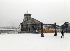 उत्तराखंड में सीजन की पहली भारी बर्फबारी के बाद बद्रीनाथ और केदारनाथ क्षेत्र बर्फ की सफेद चादर से ढके