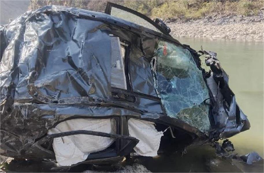 उत्तरकाशी में कार खाई में गिरने से दो युवकों की मौत, गांव में मातम