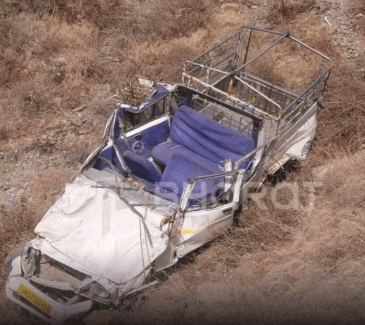 भीषण सड़क हादसा, खाई में गिरा वाहन; तीन महिलाओं की मौत, कई घायल