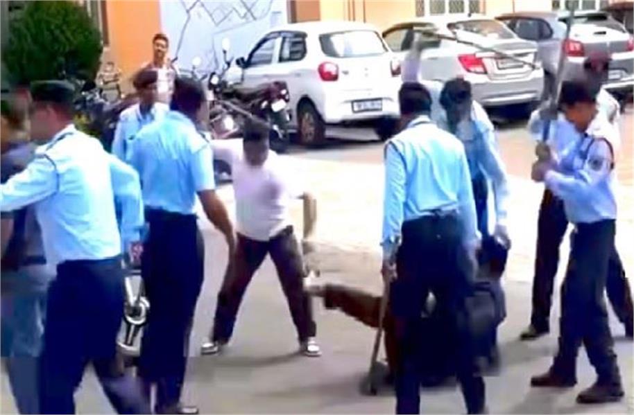 देहरादून: जौलीग्रांट स्थित हिमालयन अस्पताल में युवक की बेरहमी से पिटाई, वीडियो वायरल; पुलिस जांच में जुटी