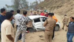 टिहरी में हादसा: पहाड़ी से गिरा बोल्डर, कार क्षतिग्रस्त; दंपती बाल-बाल बचे
