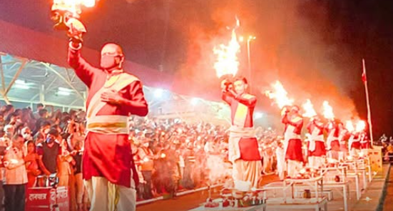 ऋषिकेश में मौसम साफ होते ही गंगा घाटों पर बढ़ी रौनक, पर्यटकों की संख्या में इजाफा