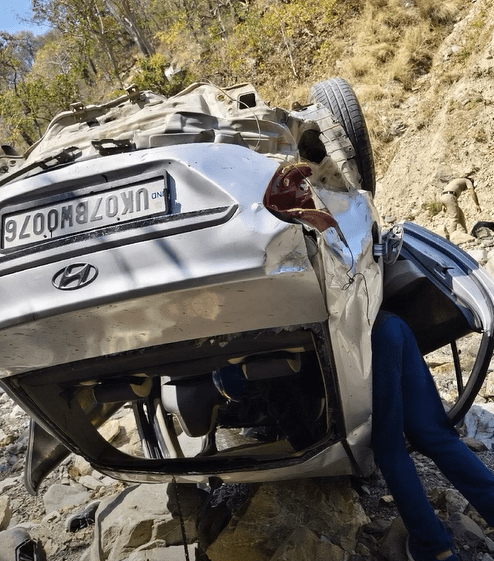 टिहरी में भीषण हादसा: पूर्व फौजी की कार खाई में गिरने से मौत, पूरे गांव में शोक की लहर