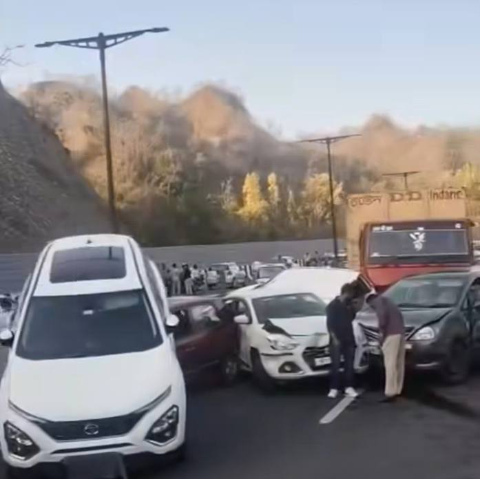 देहरादून एक्सप्रेसवे पर अचानक ब्रेक से कई वाहन टकराए, यातायात हुआ बाधित