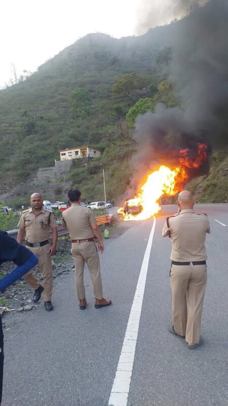 टिहरी गढ़वाल में बड़ा हादसा टला: चलती टैक्सी में लगी आग, पुलिस और चालक की सूझबूझ से सभी यात्री सुरक्षित
