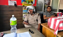 देहरादून में रिश्वतखोरी पर ट्रांसपोर्टरों का गुस्सा फूटा, इंस्पेक्टर को दुकान में बंद किया, नोटों की गड्डियों का वीडियो वायरल