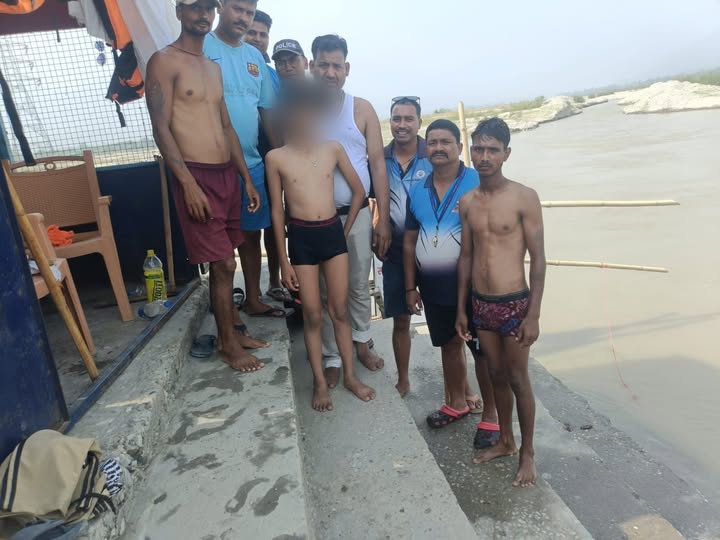 शारदा घाट पर बड़ा हादसा टला, जल पुलिस ने 12 वर्षीय बालक को डूबने से बचाया