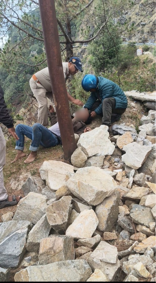 सेल्फी का खतरनाक जुनून: पोखरी में गहरी खाई में गिरा युवक, पुलिस ने जान जोखिम में डालकर बचाई जान