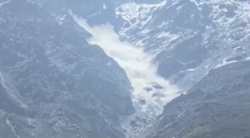 बद्रीनाथ धाम के पास टूटा विशाल ग्लेशियर: कंचनगंगा क्षेत्र में एवलांच से दहशत, वायरल वीडियो ने बढ़ाई चिंता
