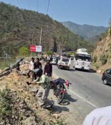 देवप्रयाग के पास ऋषिकेश-बद्रीनाथ हाईवे पर भीषण सड़क हादसा, नदी में समाई एसयूवी, 3 शव बरामद, 4 लापता की तलाश जारी