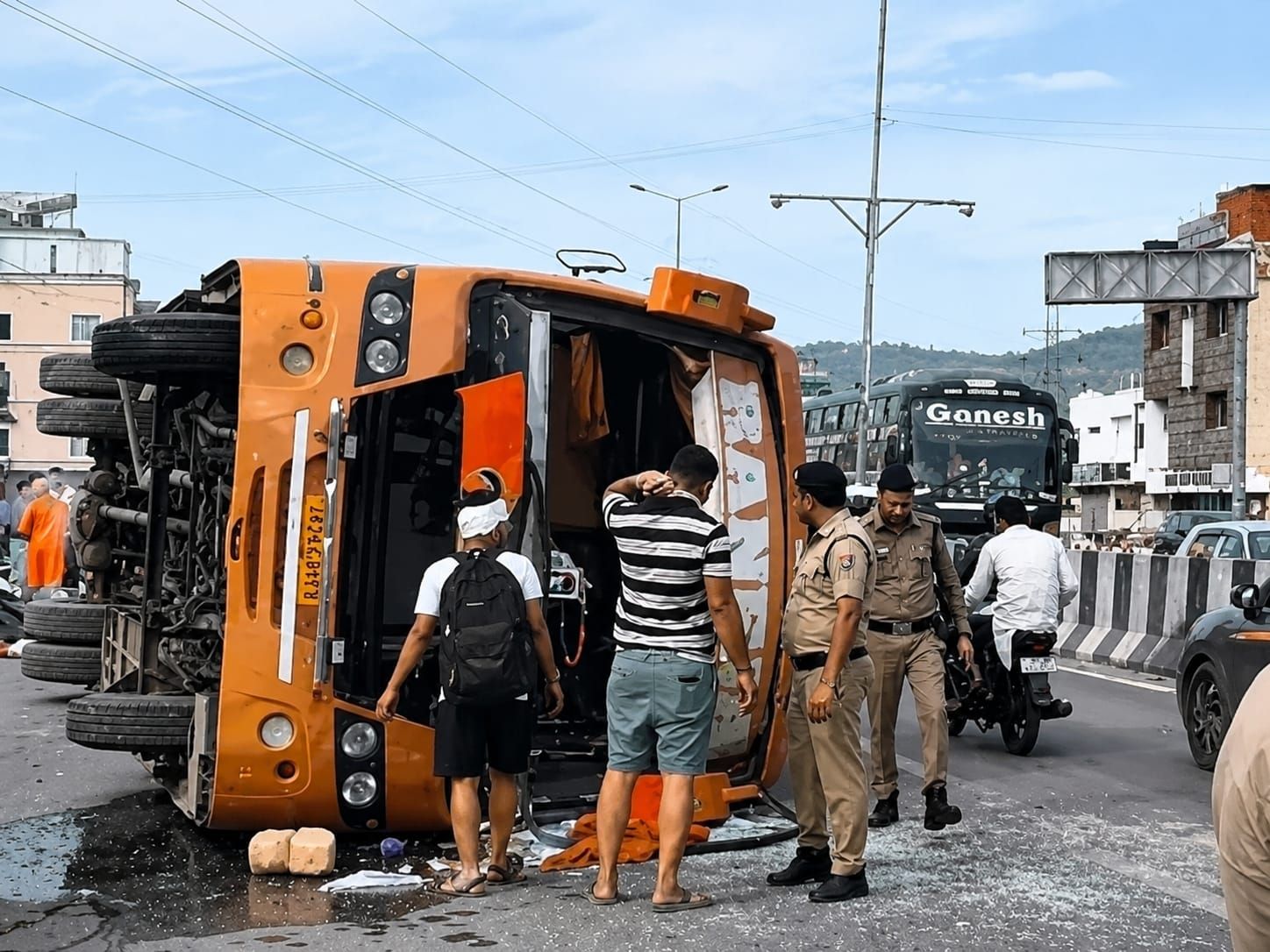 हरिद्वार में बड़ा सड़क हादसा: राजस्थान के श्रद्धालुओं से भरी बस पलटी, महिला की मौत, 16 घायल