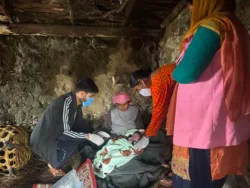 बंद था बद्रीनाथ हाईवे, 10 किलोमीटर पैदल चले स्वास्थ्यकर्मी; रास्ते में कराया सुरक्षित प्रसव, माँ और नवजात दोनों स्वस्थ
